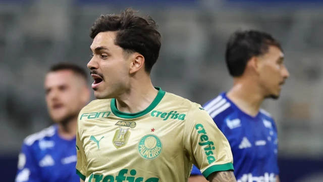 O jogador Mauricio, da SE Palmeiras, comemora seu gol contra a equipe do Cruzeiro EC, durante partida válida pela trigésima sétima rodada, do Campeonato Brasileiro, Série A, no Estádio Mineirão. (Foto: Cesar Greco/Palmeiras/by Canon)