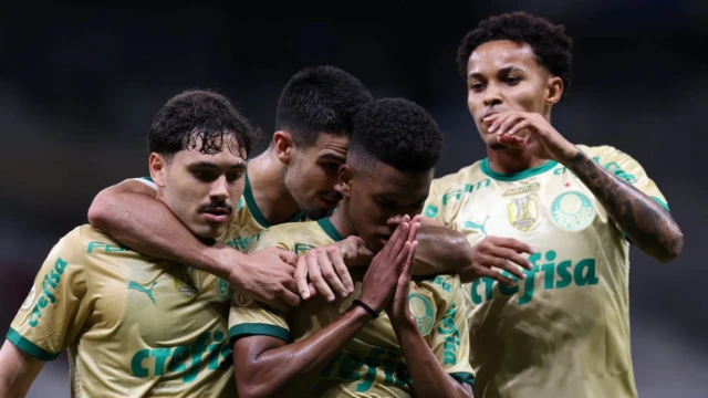 O jogador Estêvão, da SE Palmeiras, comemora seu gol contra a equipe do Cruzeiro EC, durante partida válida pela trigésima sétima rodada, do Campeonato Brasileiro, Série A, no Estádio Mineirão. (Foto: Cesar Greco/Palmeiras/by Canon)