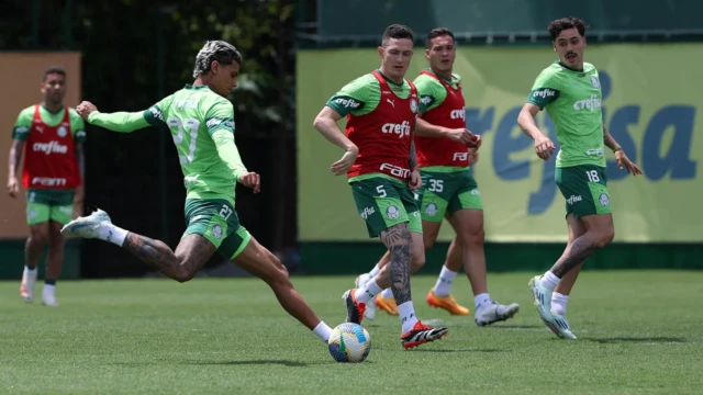 Os jogadores Richard Ríos, Anibal Moreno e Mauricio (E/D), da SE Palmeiras, durante treinamento, na Academia de Futebol. (Foto: Cesar Greco/Palmeiras/by Canon)