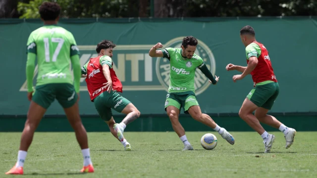 Os jogadores Mauricio, Raphael Veiga e Fabinho (E/D), da SE Palmeiras, durante treinamento, na Academia de Futebol. (Foto: Cesar Greco/Palmeiras/by Canon)