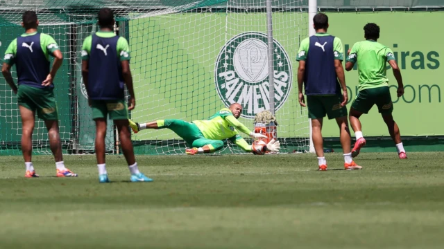 A provável escalação do Verdão é: Weverton, Mayke, Naves, Murilo e Piquerez; Emiliano Martínez, Richard Ríos e Raphael Veiga; Facundo Torres, Estêvão e Flaco López. Técnico: Abel Ferreira.
