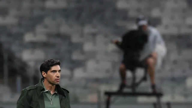 O técnico Abel Ferreira, da SE Palmeiras, em jogo contra a equipe do Cruzeiro EC, durante partida válida pela trigésima sétima rodada, do Campeonato Brasileiro, Série A, no Estádio Mineirão. (Foto: Cesar Greco/Palmeiras/by Canon)