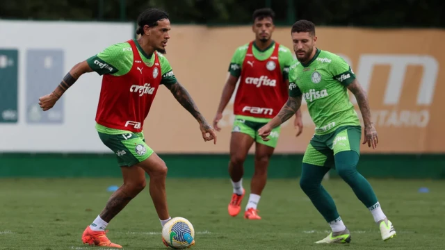 Os jogadores Gustavo Gómez e Zé Rafael (D), da SE Palmeiras, durante treinamento, na Academia de Futebol. (Foto: Cesar Greco/Palmeiras/by Canon)