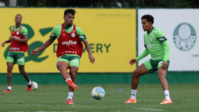 Os jogadores Gabriel Menino e Lázaro (D), da SE Palmeiras, durante treinamento, na Academia de Futebol. (Foto: Cesar Greco/Palmeiras/by Canon)